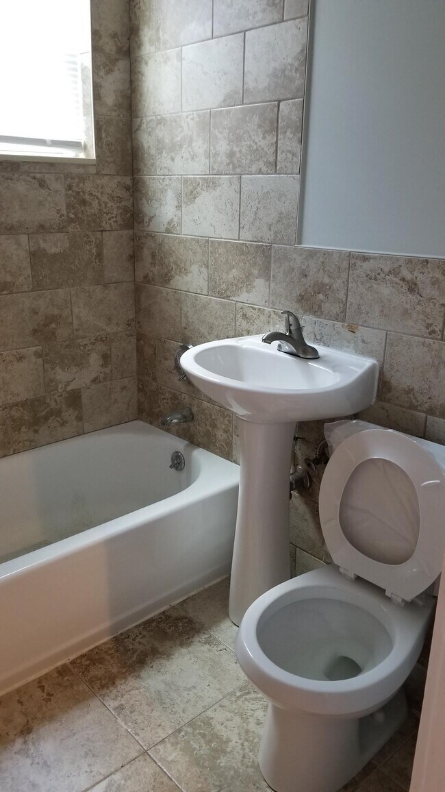 Building Photo - 159 Saratoga St