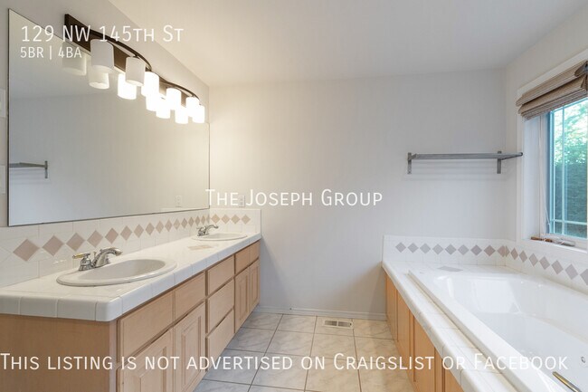 Building Photo - Beautiful 5 bed 3.5 bath in Seattle's Broa...