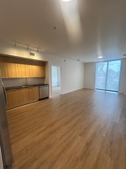 Building Photo - 984 E 27th St