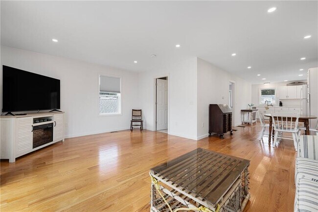 Building Photo - 127 Howland Ave