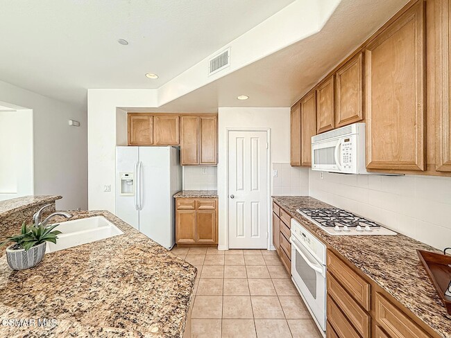 Building Photo - 2930 Esperanza Way