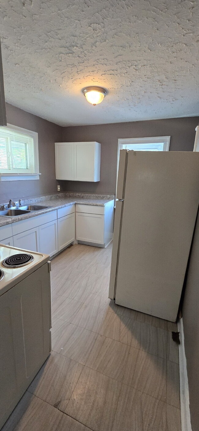 Building Photo - "Charming 2-Bed Home in Indianapolis – Coz...