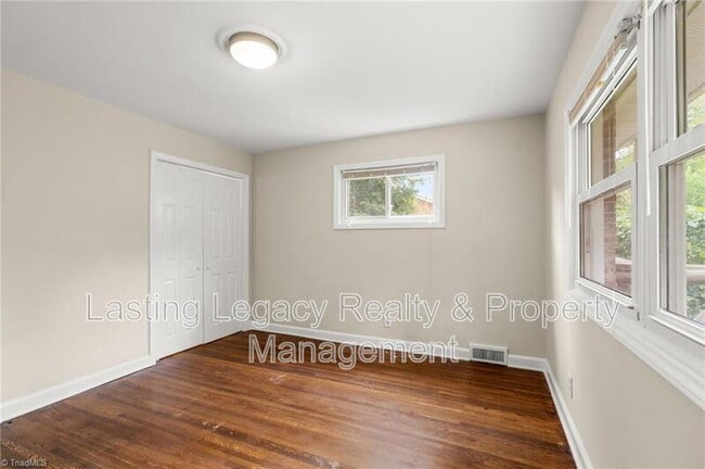 Building Photo - 1200 Lamont Dr