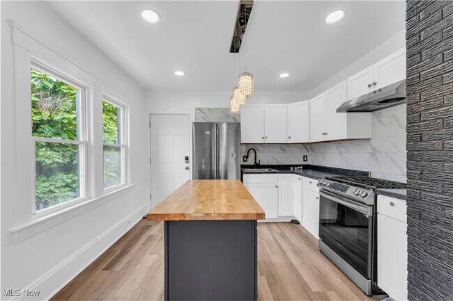 Building Photo - 10222 Parkgate Ave