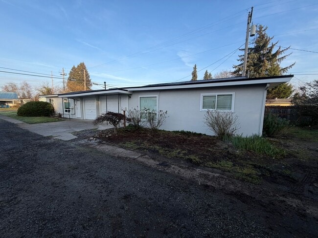 Building Photo - Conveniently located two bedroom home with fresh updates!