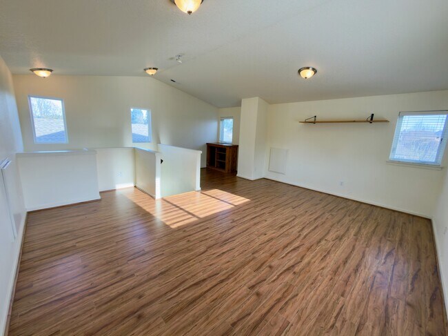 Building Photo - 20893 SW Edgemont St