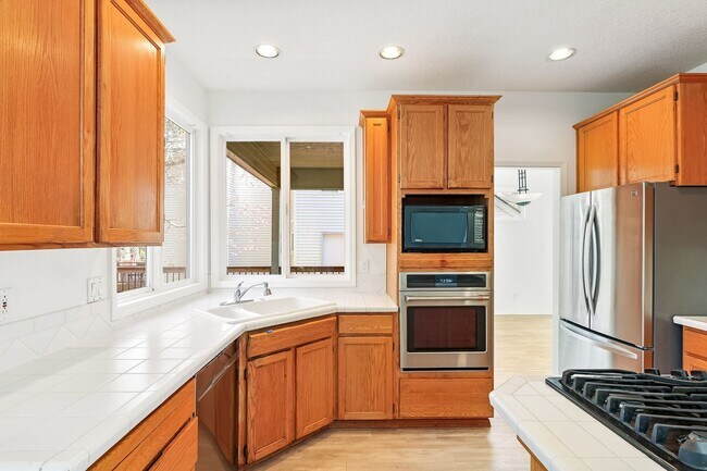 Building Photo - Elegant & Serene 3-Bedroom, 2 Bathroom Home Retreat in Desirable Arnold Creek