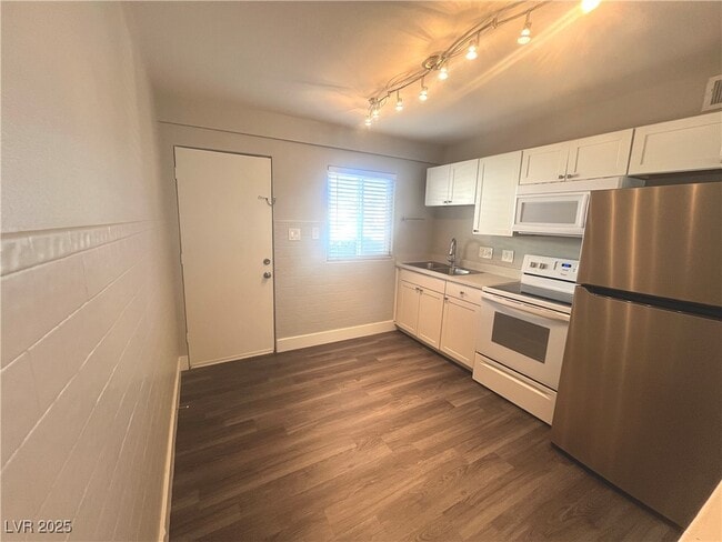 Building Photo - 221 S 10th St