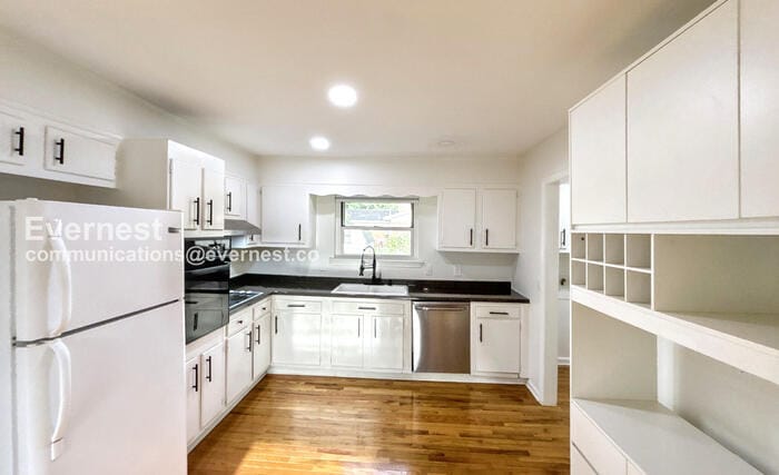 Building Photo - 7339 Brookside Dr