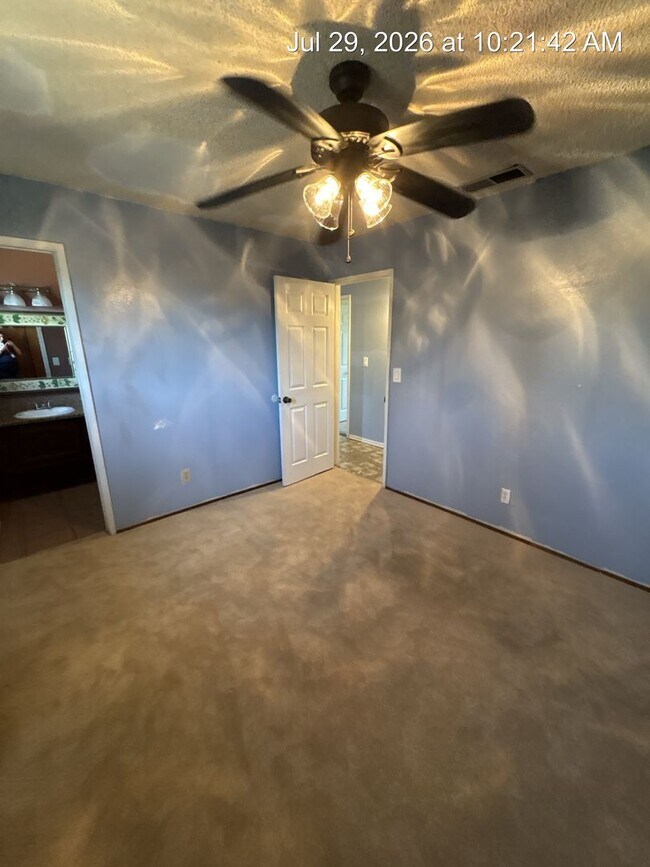Building Photo - North Side Visalia Home!!