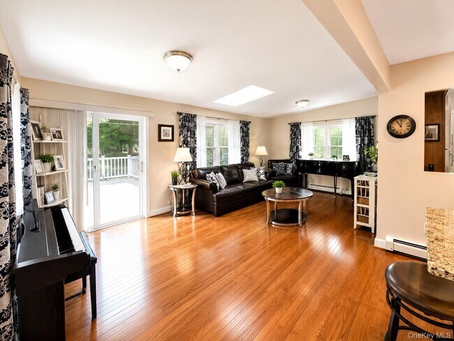 Building Photo - 10 Roe Cir