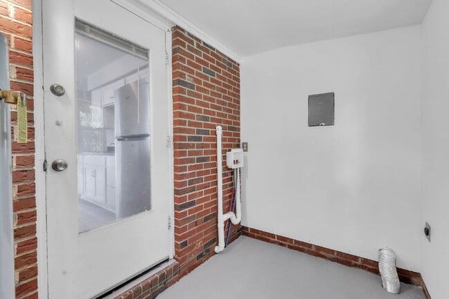 Building Photo - Newly renovated 2 BR / 1 BA Duplex in hear...