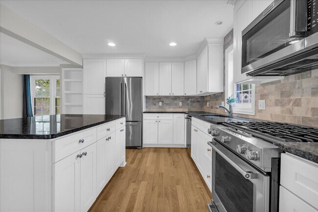 Building Photo - 203 Curry Ave