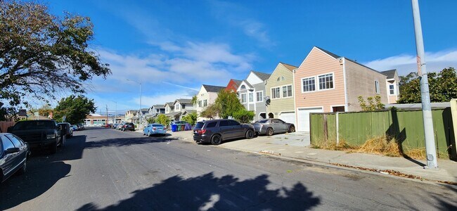 Building Photo - 2 bedroom 2 bath townhome close by Richmond BART available now