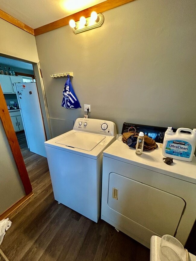 Building Photo - AVAILABLE JUNE- Gorgeous 4 Bed, 1 Bathroom Hillside Home!