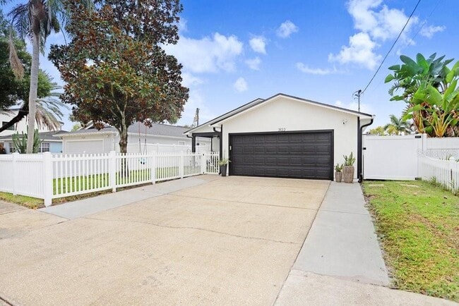 Building Photo - 3122 W Grace St