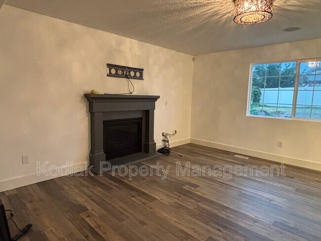 Building Photo - 5757 Coral Pine Ct S