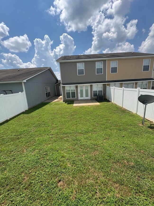Building Photo - WAKEFIELD SUBDIVISION - Double Garage!  GRANITE COUNTERTOPS.