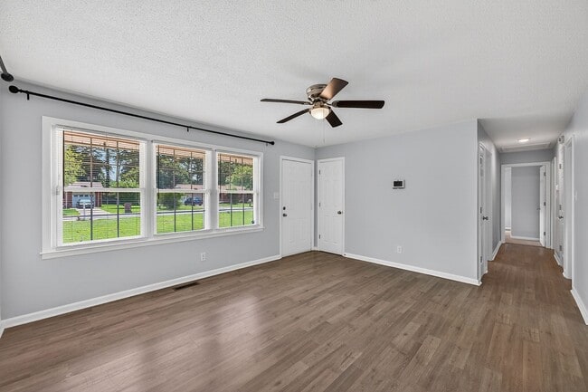 Building Photo - 2527 Country Club Rd