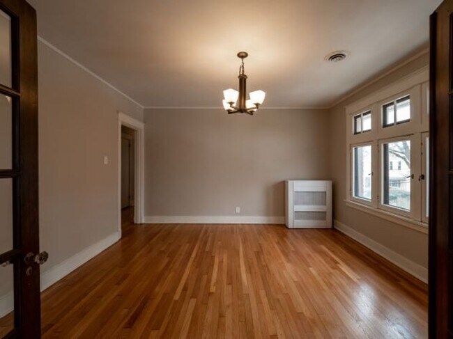 Building Photo - 319 W Hutchinson Ave