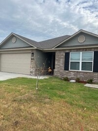 Building Photo - Three Bedroom / Two Bath Home/Two Car Garage/Fenced Backyard