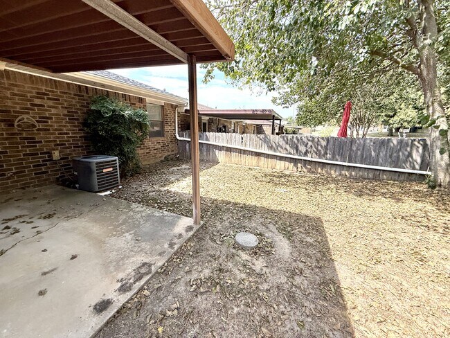 Building Photo - 2302 Shenandoah Dr