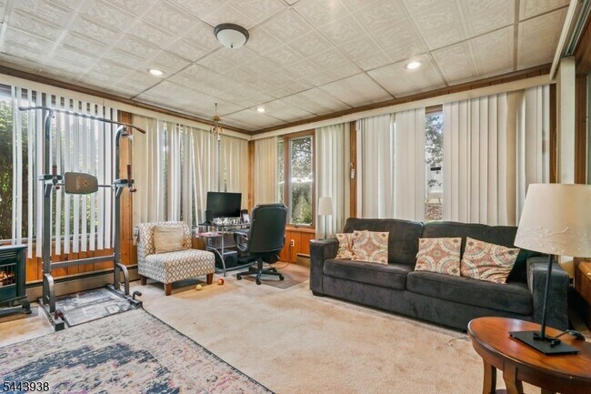 Building Photo - 57 Ivanhoe Ter