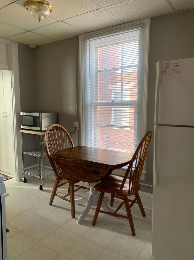 Building Photo - 618 N 5th St