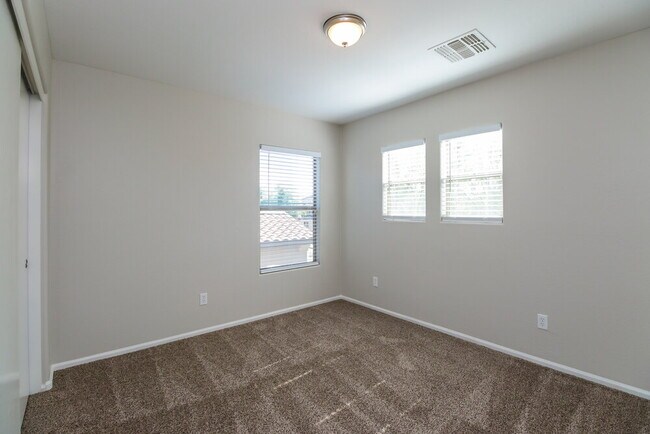 Building Photo - 10916 W Elm St