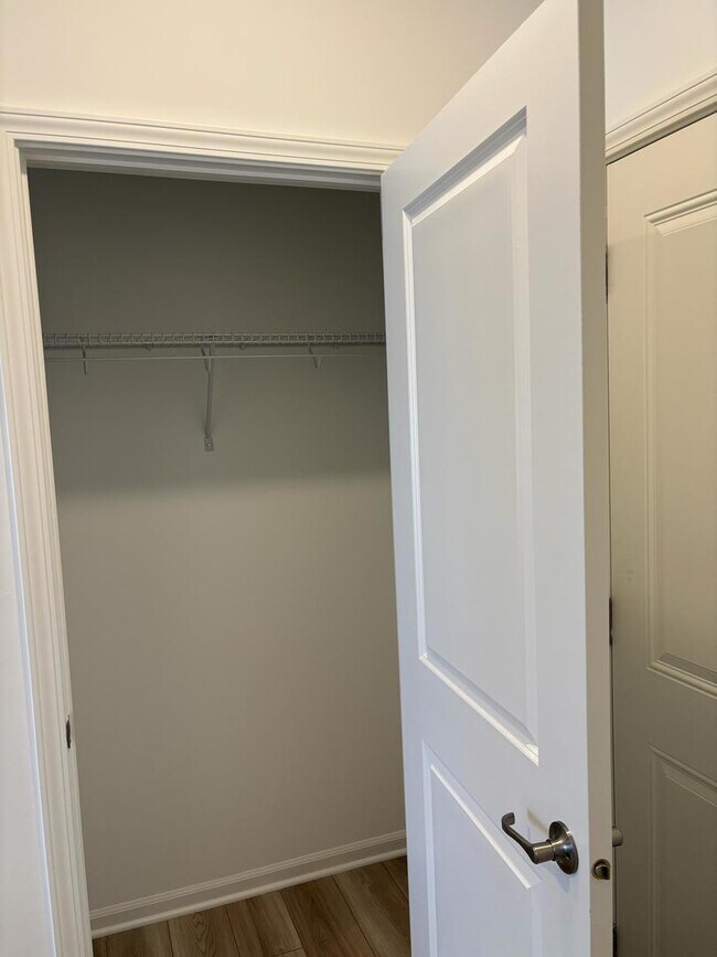 Building Photo - 450 Hathaway Ln