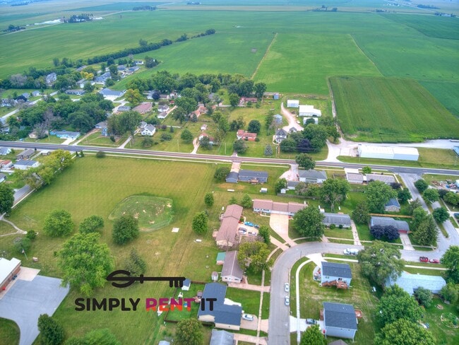 Building Photo - Sunset Ave 3 Bedroom Duplex in Kelley, IA