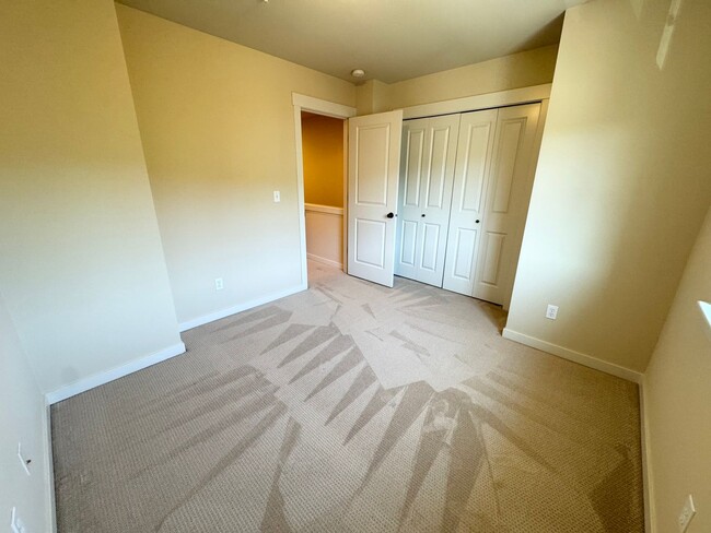 Building Photo - Spacious 2 bedroom 2 1/2 bath Plus Den  to...