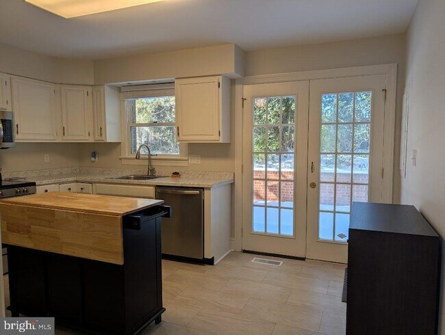 Building Photo - 295 Bay St