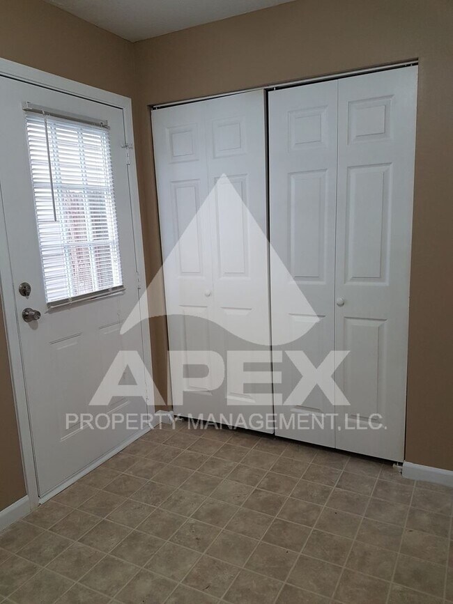 Building Photo - MOVE-IN SPECIAL, $1 RENT!! - Nice 2 Bd | 1.5 Ba Townhouse in West Knox Condo Community!