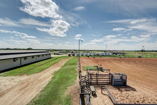 Building Photo - College Station home with stalls and arena on site!