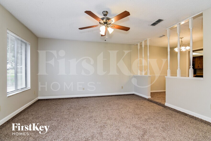 Building Photo - 5017 Kingswood Dr