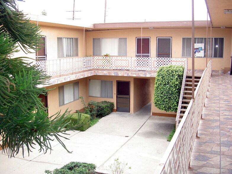 Access to garage - 3828 W 182nd St