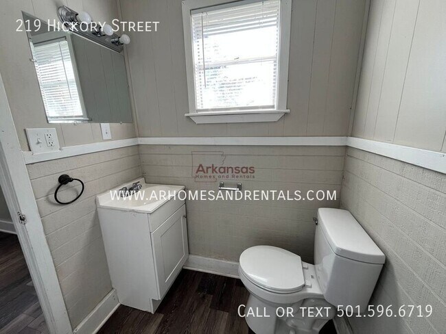 Building Photo - 219 Hickory St