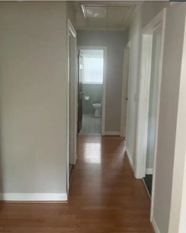 Building Photo - Beautiful, updated duplex in great area! Close to I-26 and I-20, Harbison shopping, dining, hospi...