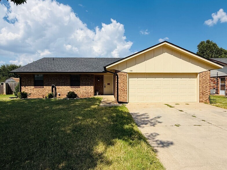 Primary Photo - 1135 W Johnathan Way