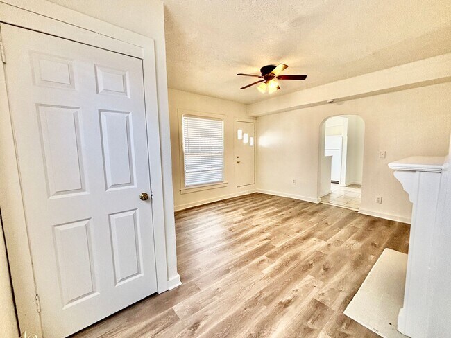 Building Photo - 3810-3812 Central St.