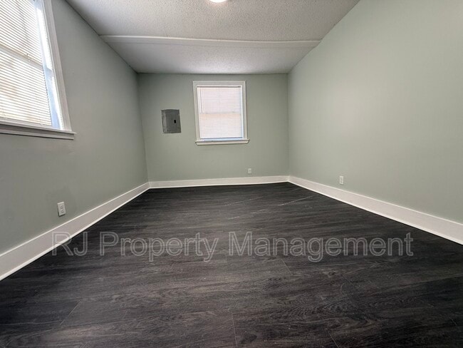 Building Photo - 61 S Parkway E