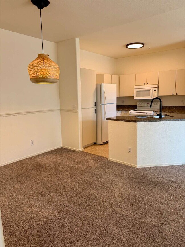 Building Photo - Don't Miss This 2 Bed/2 Bath Pinnacle at Highline Condo Available Now! Move In Prior to March 31,...