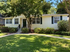 Building Photo - MIDTOWN LOCATION - 2bd/1ba with large yard and washer/dryer
