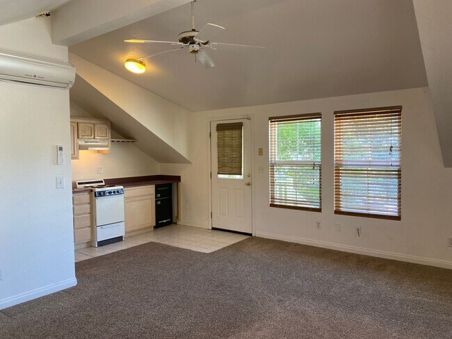 Building Photo - 566 Versailles Ln