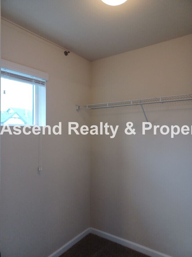Building Photo - 3 Level End Unit Townhome with Newer Carpet, Open Floor Plan, 2 Balconies, 2 Car Attached Garage ...