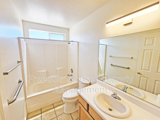 Building Photo - 600 San Lorenzo St