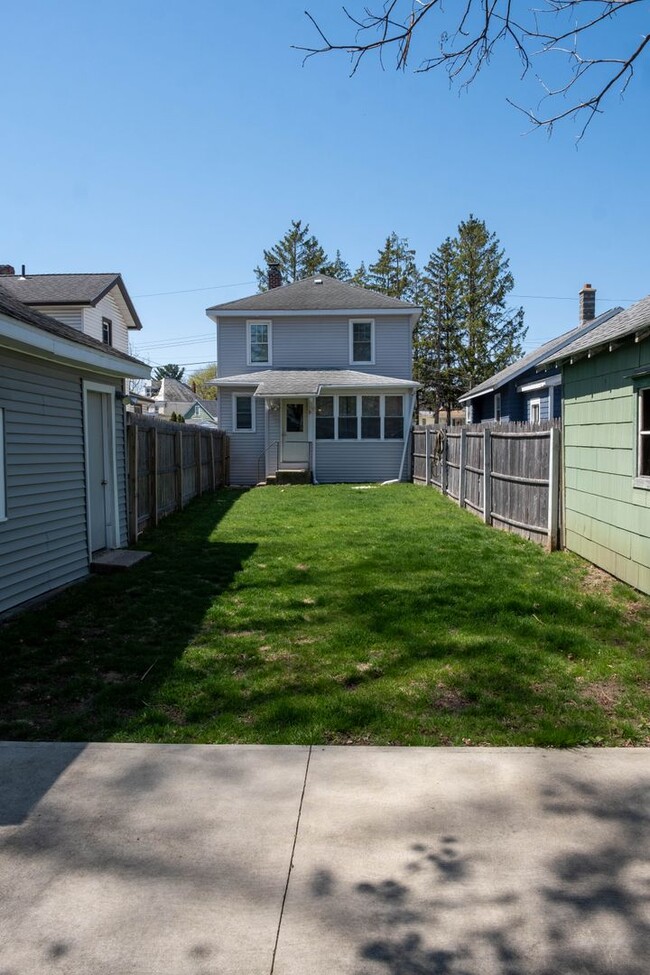 Building Photo - Charming 3 bedroom