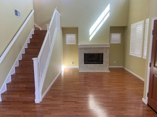 Building Photo - A SUPERB AND STUNNING 4 BEDROOM HOME IN TR...