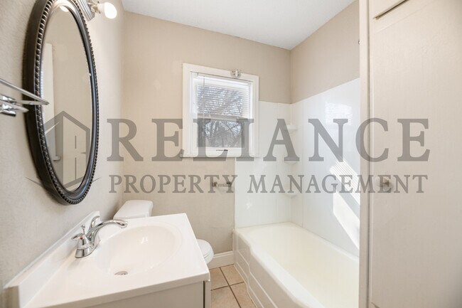 Building Photo - 4825 E Pine St